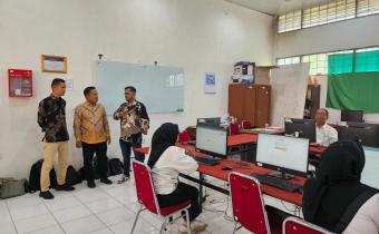 nggota Bawaslu Sumatra Barat M Khadafi di dampingi Anggota Bawaslu Kota Padang 